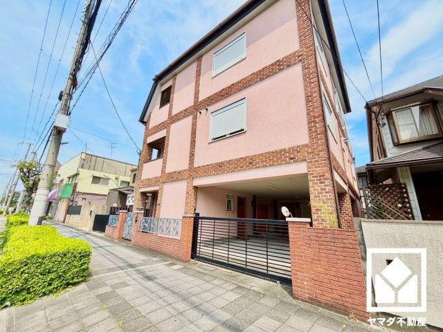 西宮市甲子園六石町の外観|約4.1帖の1階納戸はガレージから出入り可能で、ベビーカーやアウトドア用品などの汚れやすい荷物も収納しやすい配置です。