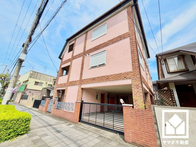 西宮市甲子園六石町の外観|2階・3階とも南東向き・北西向きの両面バルコニーを備えており、陽当たり・風通しの良い設計です。バルコニーが4か所ございますので、お洗濯物をたっぷりと干す事ができます。