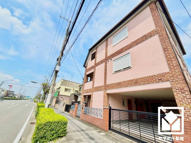 西宮市甲子園六石町の外観|3階の南東側には奥行きのあるルーフバルコニーを備えており、アウトドアチェアなどを置いてゆったりくつろぐことも可能です。陽射しを感じながら贅沢な時間を過ごすことができそうです。