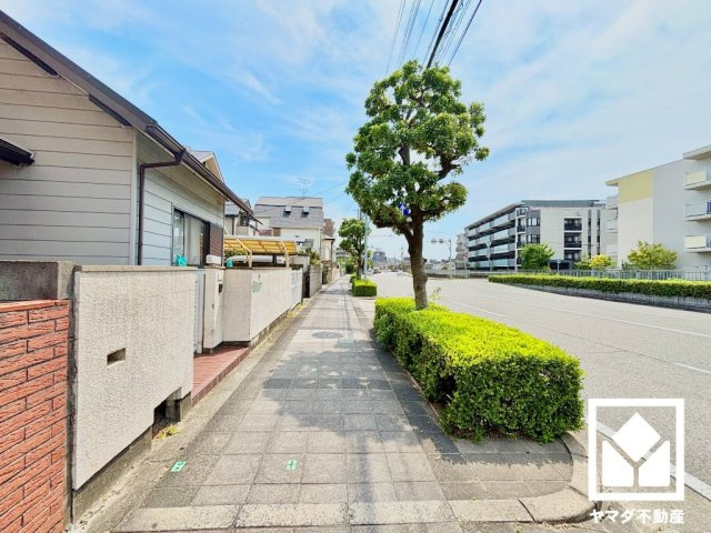 西宮市甲子園六石町の前面道路含む現地写真|前面道路は歩道付きのため、出入りの際の安全性が確保しやすい立地。植栽が整備された美しい通りになっており、四季の移り変わりが感じられる緑豊かな景観も魅力です。