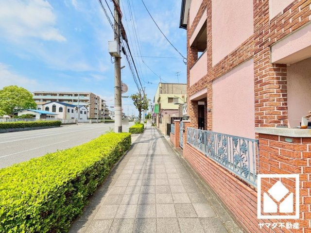 西宮市甲子園六石町の前面道路含む現地写真|前面道路幅員約18.0mとゆったりとした広さがあるのでファミリーカー等の車の出入りもしやすい立地です。