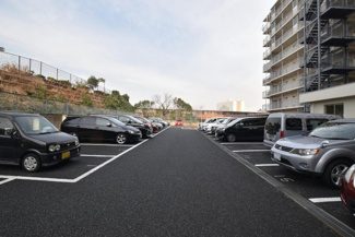 【駐車場】 | マンションの駐車場スペース。空きの有無や駐車料金、サイズ規定などについては、改めてお問い合わせください。～即日のご見学可能～　お問合せはお気軽にどうぞ。
