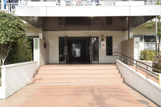 【エントランス】 | マンションの正面エントランス。出入りする人間を癒してくれるマンション入り口であり、その建物の「顔」でもあります。～即日のご見学可能～　お問合せはお気軽にどうぞ。
