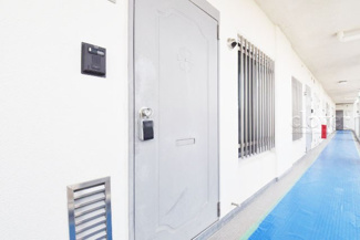 【その他共用部分】 | 皆様をお迎えする、お部屋の玄関ドア。開けやすさや開放角度、ドアノブの操作しやすさや鍵の形状などを、現地で一度ご確認ください。～即日のご見学可能～　お問合せはお気軽にどうぞ。