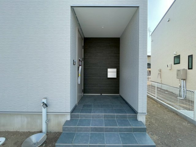 日立市東金沢町1丁目　新築戸建の玄関