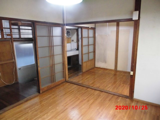 テラスハウス川根　東棟の居間・リビング|１Ｆは床がフローリングです
