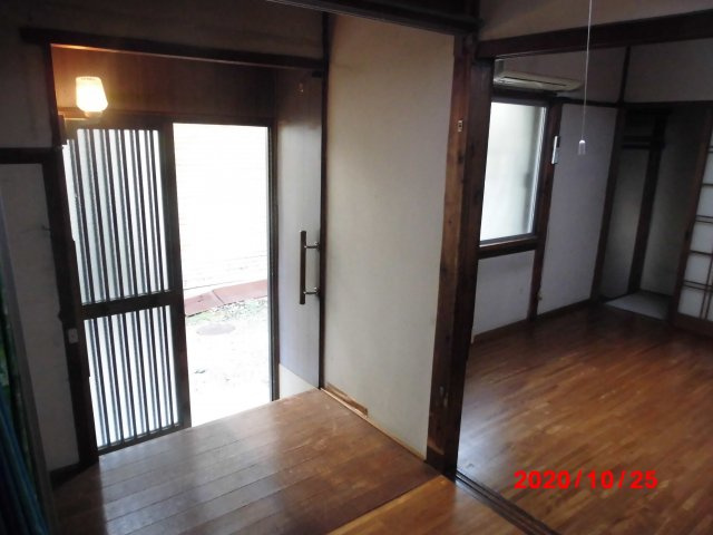 テラスハウス川根　東棟の内装|こちらの居間で趣味の時間をお楽しみください