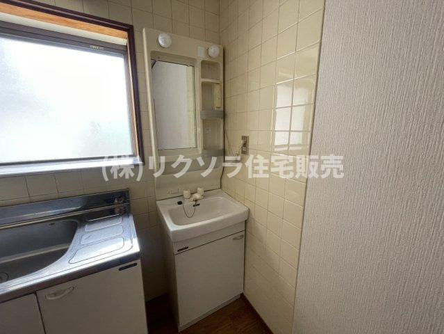 藤田町４丁目　中古一戸建ての独立洗面台|■物件内覧・資金計画相談・住宅ローン相談、リフォーム相談、お問合せ受付中■
※当日・翌日のご内覧、ご相談はお電話でのお問合せがスムーズです！