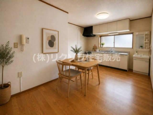 藤田町４丁目　中古一戸建ての居間・リビング|LDK10.0帖　※この画像はAIによるバーチャルステージング画像です。
実際の物件には家具・インテリアは含まれません。
■物件内覧・資金計画相談・住宅ローン相談、リフォーム相談、お問合せ受付中■