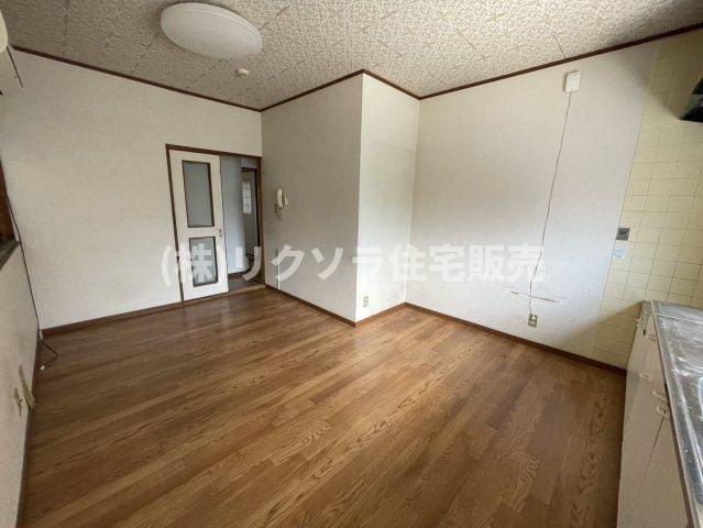 藤田町４丁目　中古一戸建ての居間・リビング|LDK10.0帖
■物件内覧・資金計画相談・住宅ローン相談、リフォーム相談、お問合せ受付中■
※当日・翌日のご内覧、ご相談はお電話でのお問合せがスムーズです！