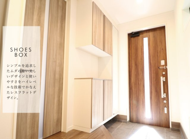 【内観：施工例】 | トラストステージ×カラーズ【そらいろ空間】朝霞市田島2丁目4期　全2棟 | 【シューズボックス】
全身鏡付きの最大66足収納できるシューズボックス内部は棚板の高さを自由に変更可能。ハイカットスニーカーやブーツもすっきり収納出来ます。（コの字タイプは最大52足）