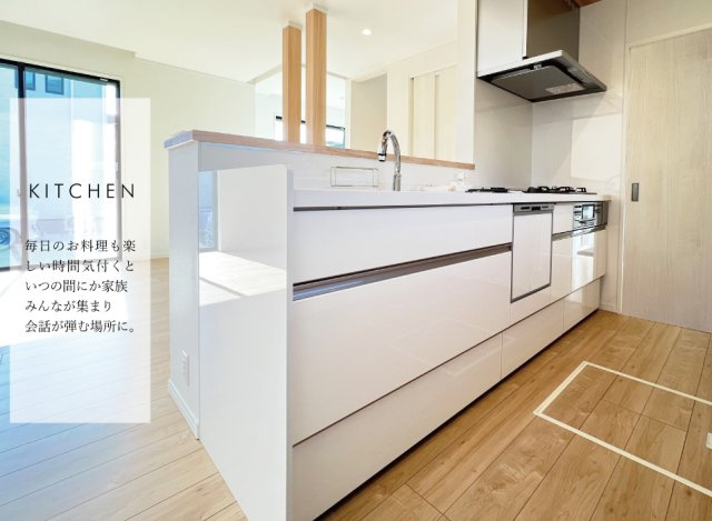 【内観：施工例】 | トラストステージ×カラーズ【そらいろ空間】朝霞市田島2丁目4期　全2棟 | 【キッチン】
継ぎ目がなくお手入れしやすいシームレスフォルムのシンク。食洗機付き浄水器一体型のシンプルで機能的なワンランク上のシステムキッチンです。
