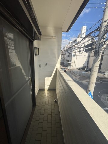 大開通５丁目戸建のバルコニー|電動シャッター付