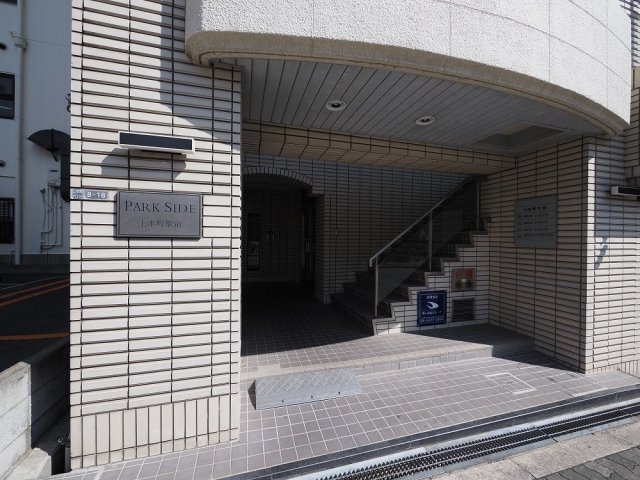 大阪市天王寺区上本町６丁目の賃貸マンションのエントランス