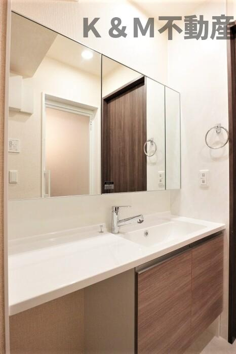 リベラルの洗面所|脱衣スペースもあります