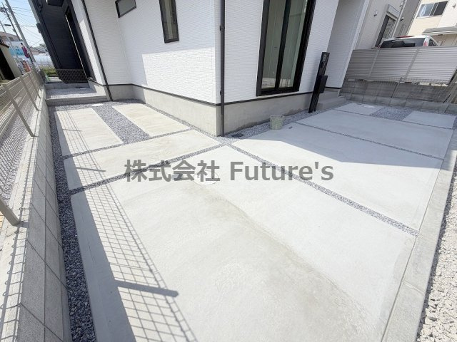 三郷市早稲田8丁目　新築戸建　全7棟　4号棟の駐車場|カースペース2台分付き