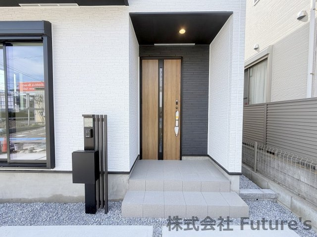 三郷市早稲田8丁目　新築戸建　全7棟　4号棟のエントランス|玄関アプローチ