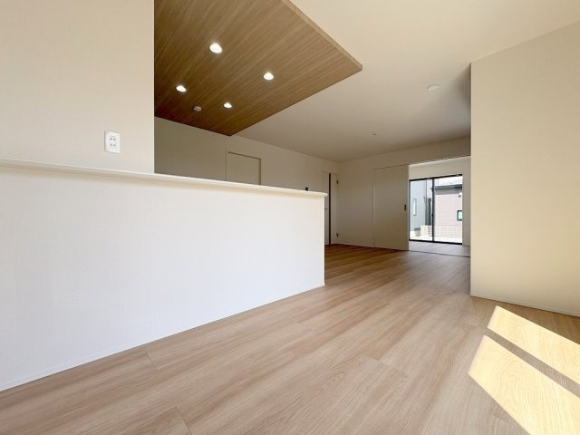 三郷市早稲田8丁目　新築戸建　全7棟　4号棟の居間・リビング|16帖のゆとりのあるリビングです