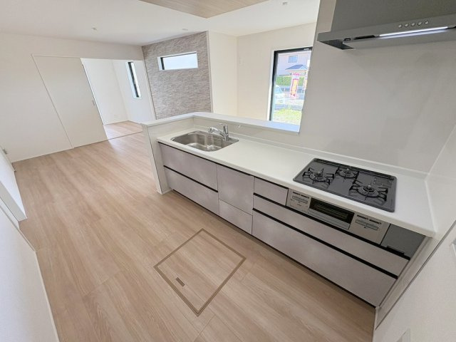 三郷市早稲田8丁目　新築戸建　全7棟　4号棟のキッチン|キッチンからリビング全体が見渡せます