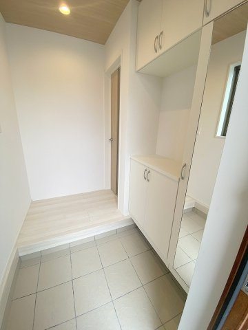 三郷市早稲田8丁目　新築戸建　全7棟　4号棟の玄関|同施工会社の参考写真になります。
