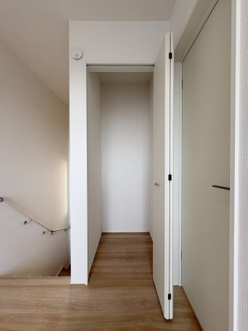 三郷市早稲田8丁目　新築戸建　全7棟　4号棟の収納|ストック品や掃除用具の収納にも便利な2階ホール収納
