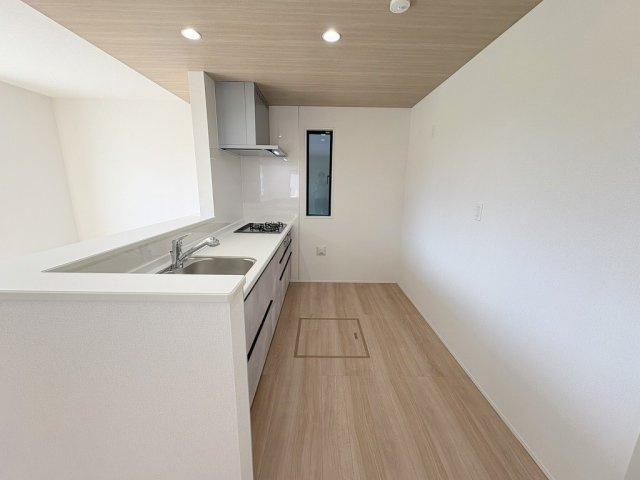 三郷市早稲田8丁目　新築戸建　全7棟　4号棟のキッチン|二人並んでもゆとりのあるキッチンです