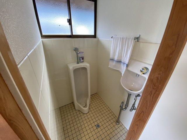 丹波市青垣町中佐治の中古一戸建のトイレ|正門側