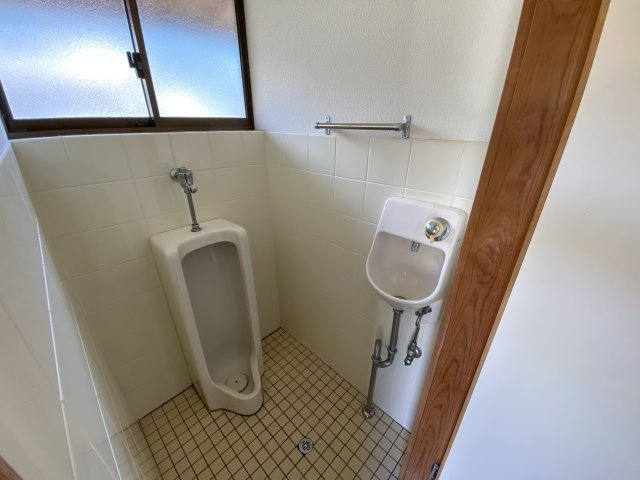 丹波市青垣町中佐治の中古一戸建のトイレ|外トイレ