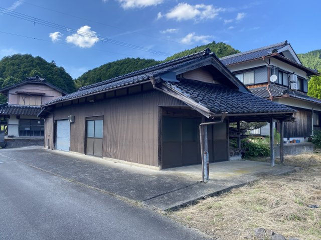 丹波市青垣町中佐治の中古一戸建の外観|車庫、倉庫