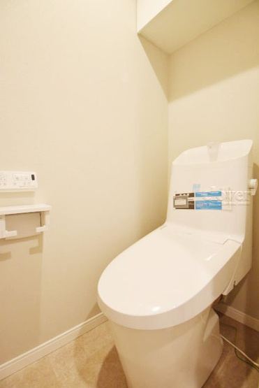 【トイレ】 | メゾンエクレーレ南千住 | 温水洗浄便座つき　上部に収納を備えたトイレです。自宅の中でも最もプライベートな空間だからこそ、ほしい「落ち着き」がここにあります。～即日のご見学可能～　お問合せはお気軽にどうぞ。