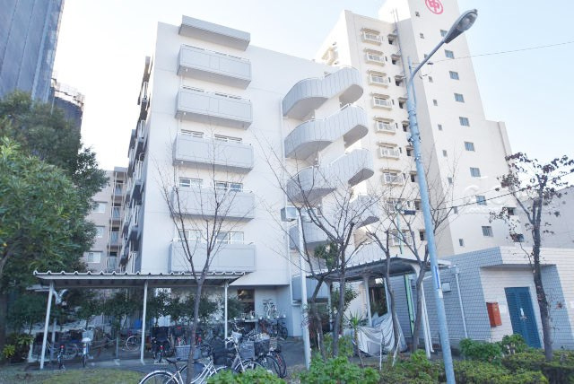 【外観】 | メゾンエクレーレ南千住 | 手入れの行き届いた外壁やエントランスなど、「見ればわかる」レベルで清潔感を保ったマンションです。築年数を感じさせない姿で皆様をお出迎えします。～即日のご見学可能～　お問合せはお気軽にどうぞ。
