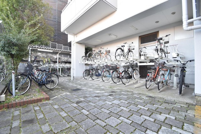 【駐輪場】 | メゾンエクレーレ南千住 | 自転車置き場。マンションの共用部にあたります。空きの有無や駐輪料金、各戸の台数制限などについては、改めてお問い合わせください。～即日のご見学可能～　お問合せはお気軽にどうぞ。
