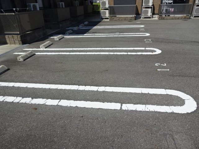ヴィラージュ大開 B棟の駐車場
