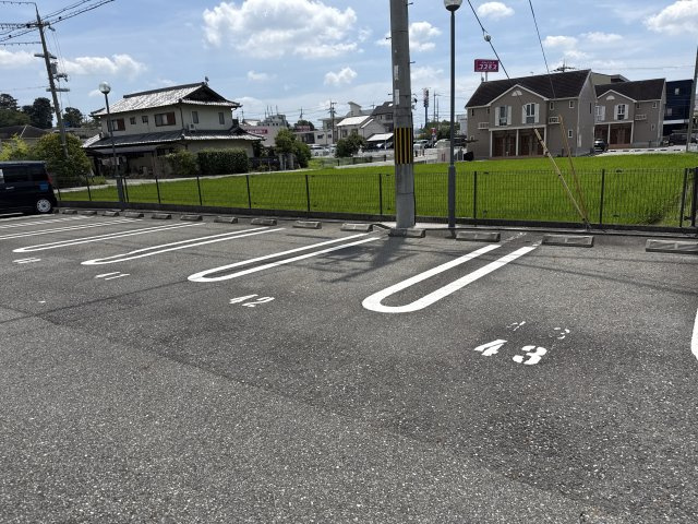 ヴィラージュ大開 B棟の駐車場