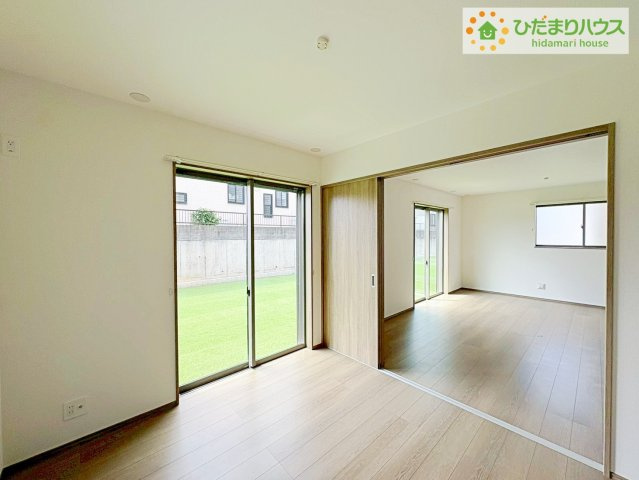 ひたちなか市足崎　新築戸建　C号棟の洋室|扉を閉じれば来客用のお部屋として。開いて広い空間を作れば、お子様の遊び部屋として使えます！