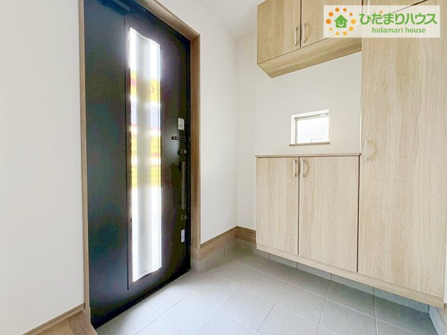 ひたちなか市足崎　新築戸建　C号棟の玄関|スニーカーマニアも納得の天井まであるシューズボックス!(^^)!
