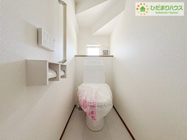 ひたちなか市足崎　新築戸建　C号棟のトイレ|1・2階にトイレあり。階段を降りなくてもいいので、高齢者の方も優しい☆彡