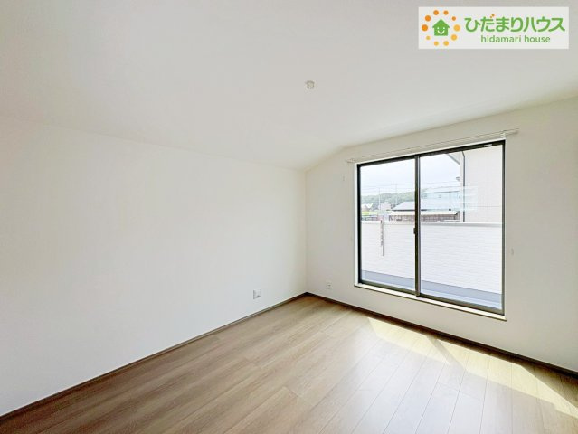 ひたちなか市足崎　新築戸建　C号棟の洋室|バルコニーに面していて、たっぷり光りの入る明るい主寝室です！