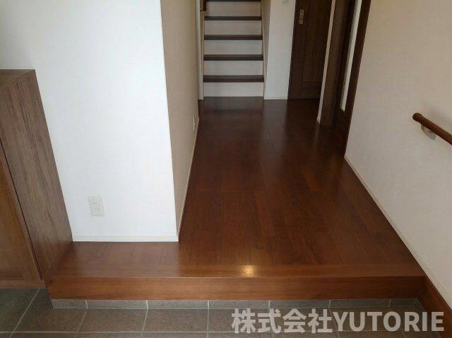 築７年　全室南向き３台駐車の注文住宅　緑区相原の玄関|自身の老後、親の介護も考えた1.2m幅の廊下と手すりつき