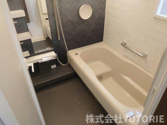 築７年　全室南向き３台駐車の注文住宅　緑区相原の浴室|手すり付き