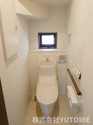 築７年　全室南向き３台駐車の注文住宅　緑区相原のトイレ|手すり付き