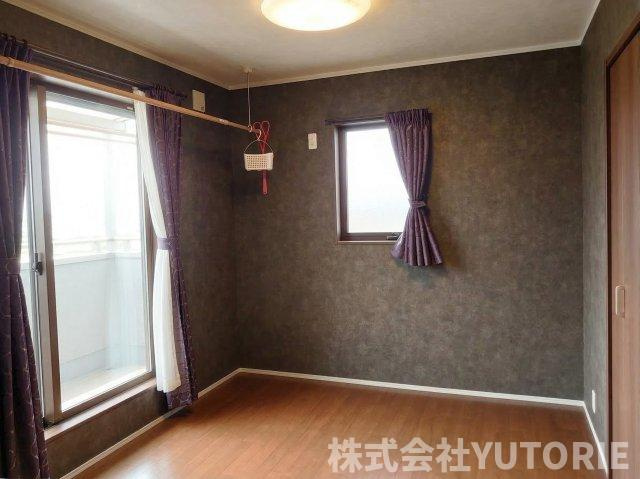 築７年　全室南向き３台駐車の注文住宅　緑区相原の寝室|2階主寝室　左
