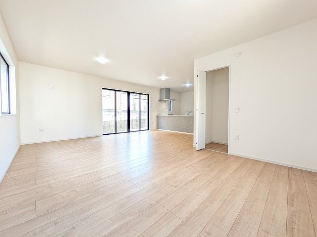 八王子市　長房町　新築一戸建て　８期の内装|～22.1帖の明るく開放感のあるLDK、家族団欒の時間をお過ごしいただけます～