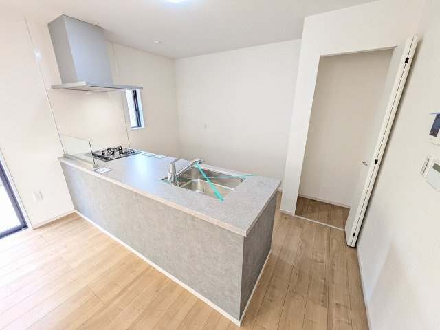 八王子市　長房町　新築一戸建て　８期の収納|～キッチン背面には便利なパントリー付き～