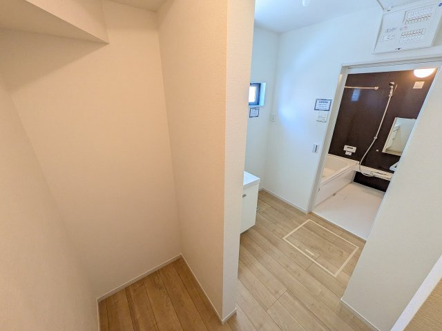 八王子市　長房町　新築一戸建て　８期の収納|～洗面所には便利な階段下収納　リネン類や洗剤の収納に活かせそうです～