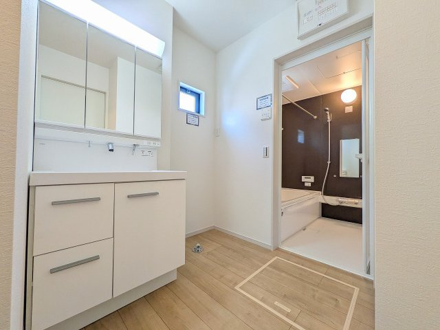 八王子市　長房町　新築一戸建て　８期の脱衣所|～窓付きで明るい洗面所　換気もしやすいです～