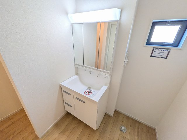 八王子市　長房町　新築一戸建て　８期の独立洗面台|～３面鏡付きの独立洗面台　細々している物をスッキリ収納出来ます～