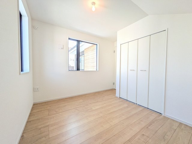 八王子市　長房町　新築一戸建て　８期の洋室|～2階5.1帖の洋室　2面採光で明るく風通しの良いお部屋です～