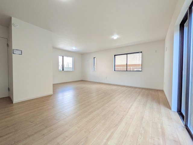 八王子市　長房町　新築一戸建て　８期の居間・リビング|～22.1帖の明るく開放感のあるLDK、家族団欒の時間をお過ごしいただけます～
