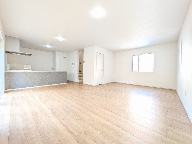 八王子市　長房町　新築一戸建て　８期の居間・リビング|～22.1帖の明るく開放感のあるLDK、家族団欒の時間をお過ごしいただけます～